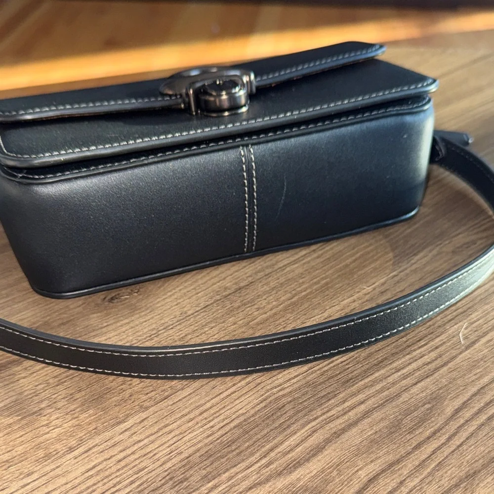 Authentic Coach Black leather shoulder bag BNWT suede interior with key to lock. - Picture 12 of 16